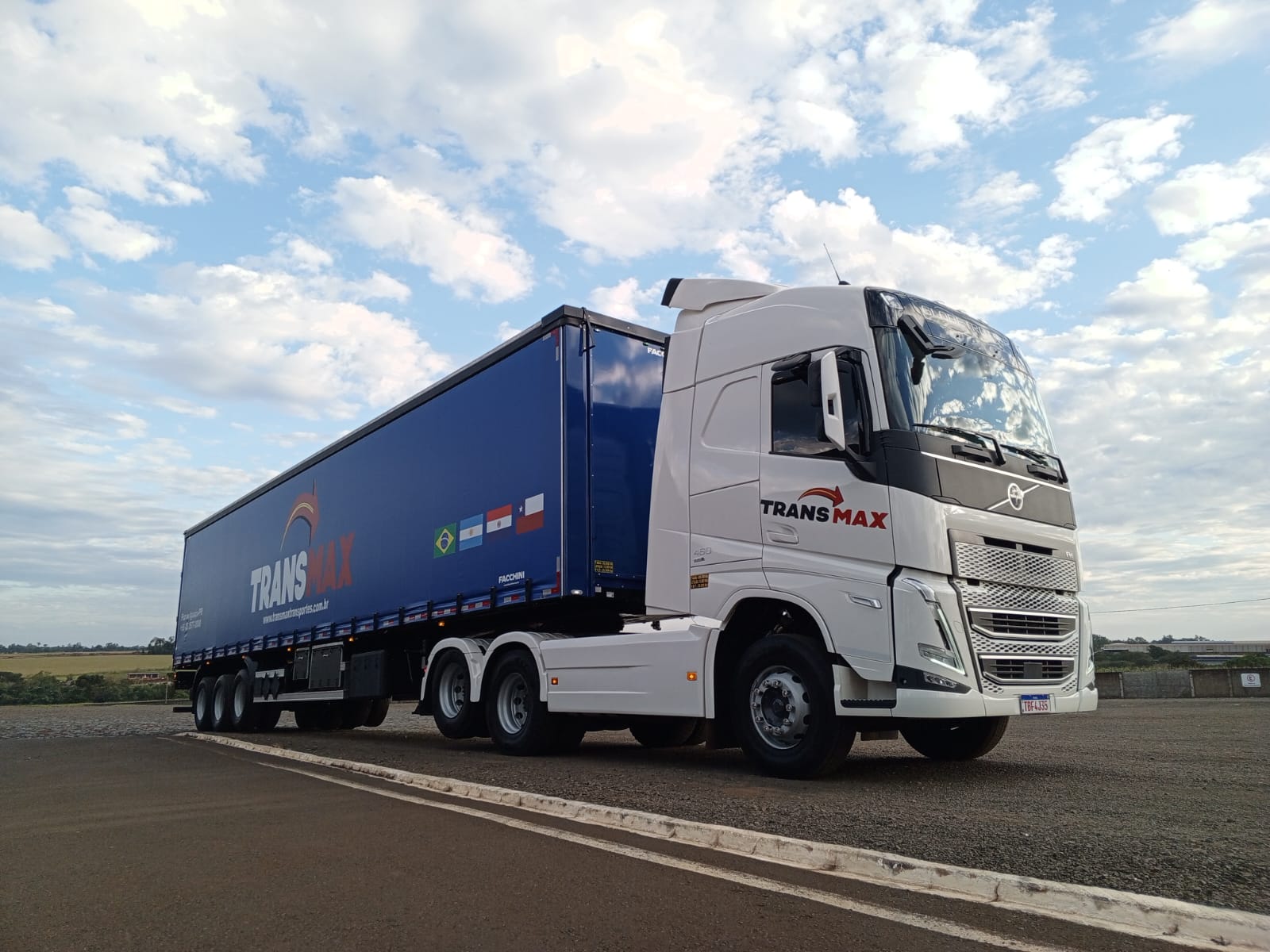 Carreta internacional Borghetti com veículo exclusivo para carga completa